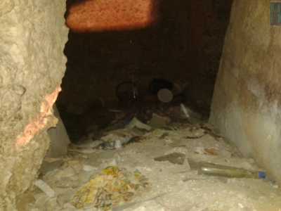 Ci si destreggia a fatica tra i tanti detriti presenti sul pavimento